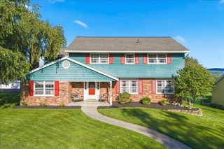 34 Pembroke Dr, Endicott, NY 13760