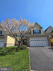 562 Farmdale Cir, Blue Bell, PA 19422