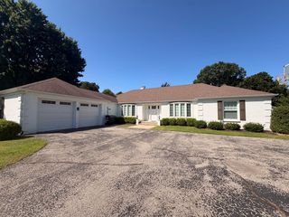 357 Shore Haven Dr SE, Grand Rapids, MI 49546