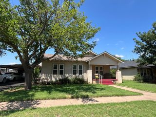 606 Avenue E NW, Childress, TX 79201