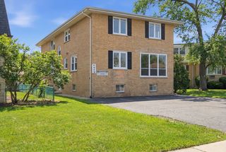 8909 Plainfield Rd, Brookfield, IL 60513