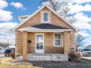 924 Cedar St, Highland, IL 62249