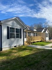 1135 Veterans Dr, Dalton, GA 30721