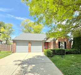 9788 Pine Ridge North Dr, Fishers, IN 46038