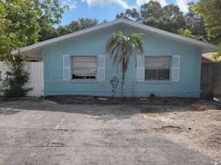 917 Lake Palms Dr, Largo, FL 33771