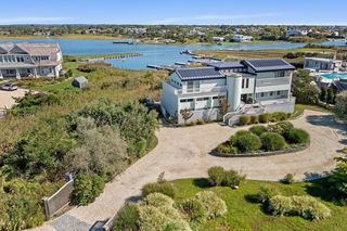 3 Waters Edge Dr, Quogue, NY 11959