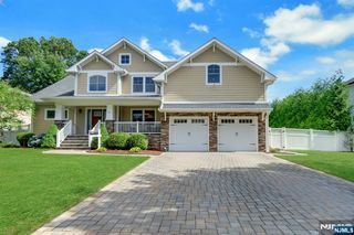 23 Hollybrook Rd, Paramus, NJ 07652