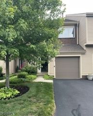 124 Hempstead Ct, Madison, NJ 07940