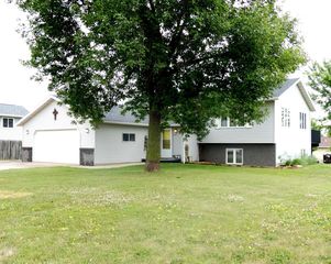 417 6th Ave  S, Windom, MN 56101