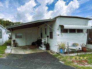 43 Orange Pl, Tavares, FL 32778