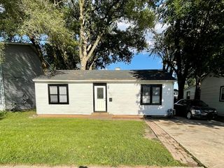 613 N  Elmwood Dr, Aurora, IL 60506