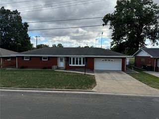 570 N  11th St, Breese, IL 62230