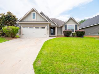 4251 Shadow Garden Dr, Hahira, GA 31632