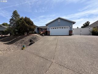 2273 Eagle Loop, Sutherlin, OR 97479
