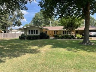 2017 Coker Hampton Dr, Stuttgart, AR 72160