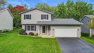 914 Pin Oak Cir, Cary, IL 60013