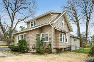 209 Woodland Ave, River Edge, NJ 07661