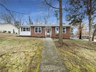 1600 Stoneybrook Dr, High Point, NC 27265