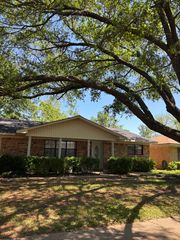 1805 Venus Dr, Bossier City, LA 71112