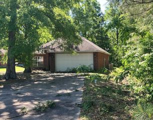 27 Maroon Dr, Picayune, MS 39466