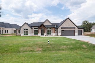2300 Candlestick Dr, Granbury, TX 76049