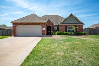 5507 Ashbrook Dr, Bartlesville, OK 74006