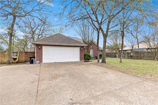 6402 Windwood Dr, College Station, TX 77845