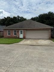 120 Sister Agnes Dr, Broussard, LA 70518