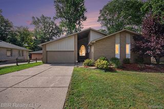 9157 Dallas Dr, Grosse Ile, MI 48138