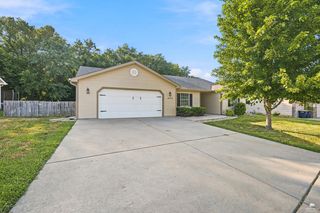 405 Stone Grove Dr, Manhattan, KS 66503