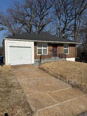 6737 Kenwood Dr, Saint Louis, MO 63121