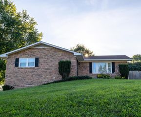 377 Timber Oak Dr, Bristol, VA 24201