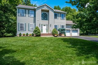 18 Mayercik Ct, Edison, NJ 08820