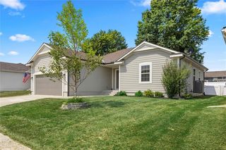 200 N  Carriage Meadows Trl, Peculiar, MO 64078