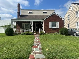 102 Taylor St, Bristol, PA 19007