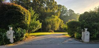2742 Cliffview Dr SW, Lilburn, GA 30047