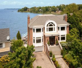 37-19 Regatta Place, Little Neck, NY 11363