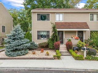 62 Arrowood Ct, Staten Island, NY 10309