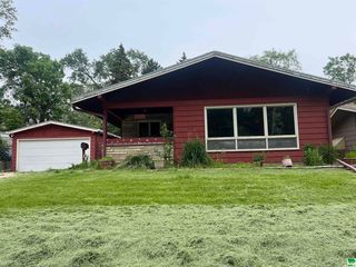 2015 W  18th St, Sioux City, IA 51103