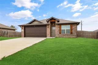 1513 Emma St, Gentry, AR 72734