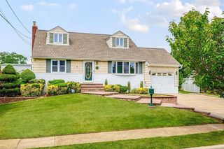 27 7th Avenue, Farmingdale, NY 11735