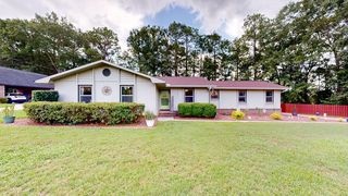 2111 Granada Dr, Dothan, AL 36303