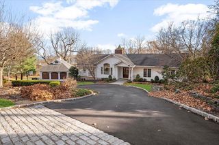 4 Horse Neck Path, Lloyd Harbor, NY 11743
