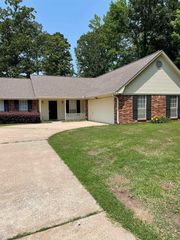 800 Green Oak Ln, White Hall, AR 71602