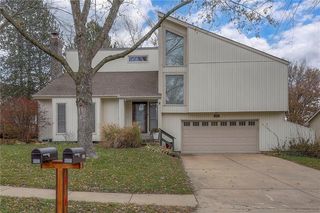 6601 Cottonwood Dr, Shawnee, KS 66216