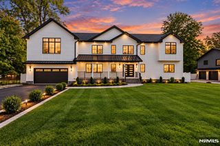 8 Sparrowbush Road, Mahwah, NJ 07430