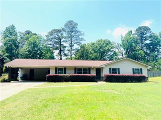655 Dover Pl, Smiths Station, AL 36877
