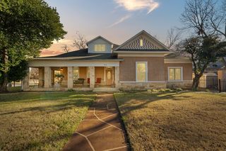 511 W  Wilson St, Cleburne, TX 76033