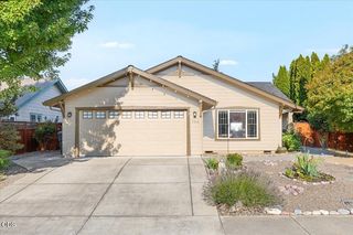 155 Country Hill Dr, Phoenix, OR 97535