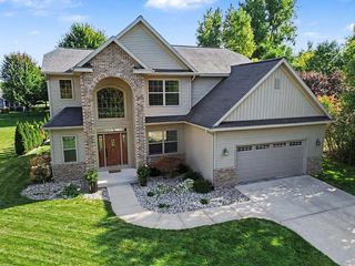 2804 Hollyberry Dr, Midland, MI 48642